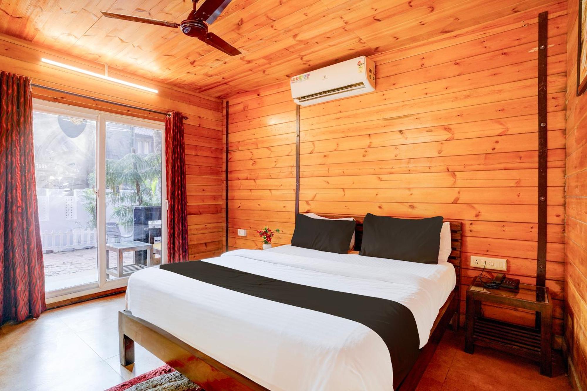 Super Townhouse Morjim Hotel Exterior foto