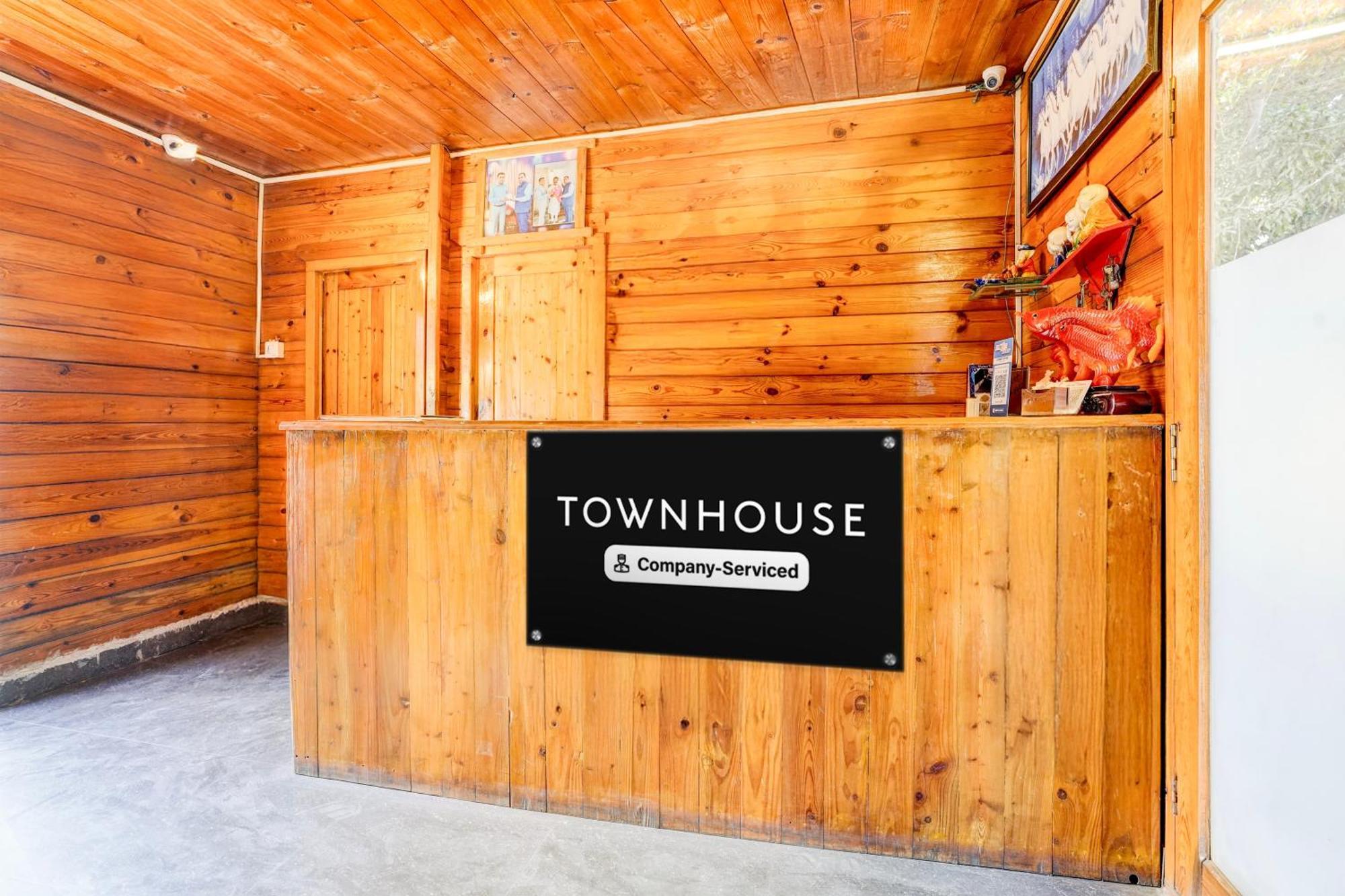 Super Townhouse Morjim Hotel Exterior foto