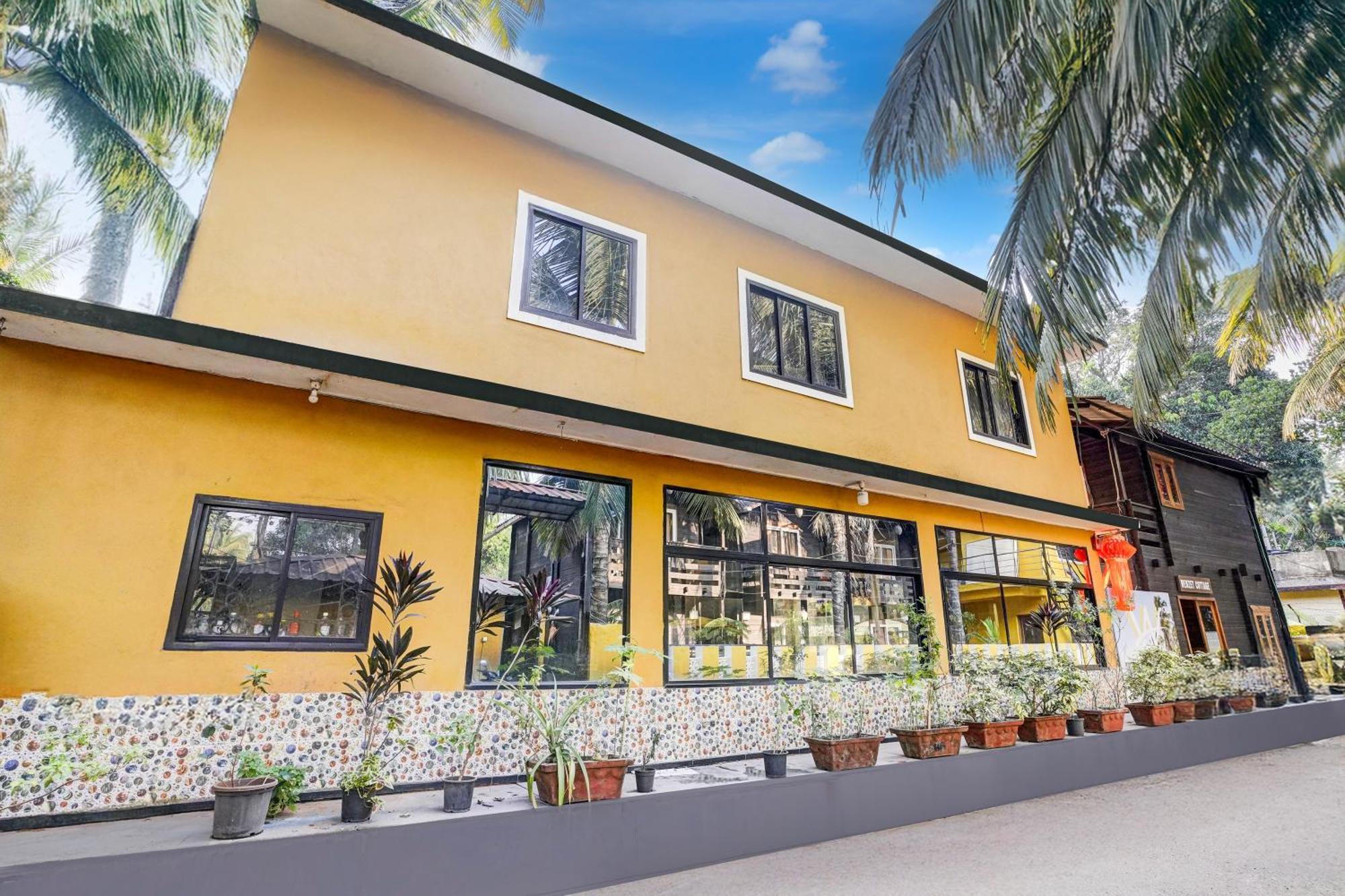 Super Townhouse Morjim Hotel Exterior foto