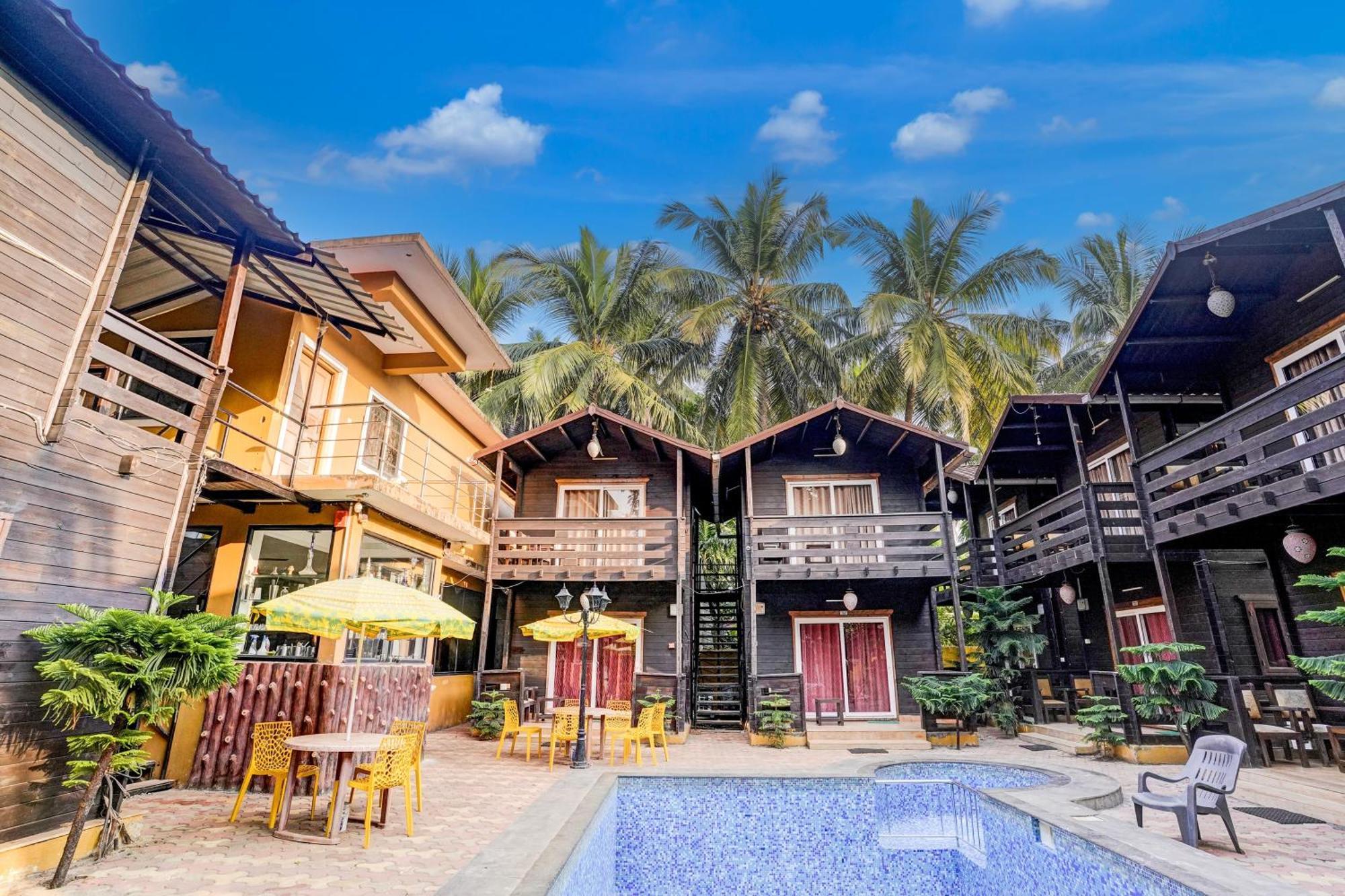 Super Townhouse Morjim Hotel Exterior foto