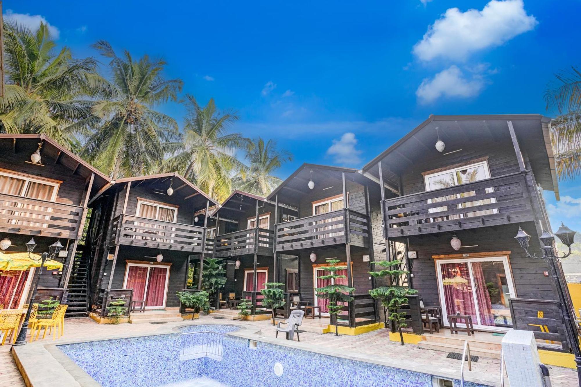 Super Townhouse Morjim Hotel Exterior foto
