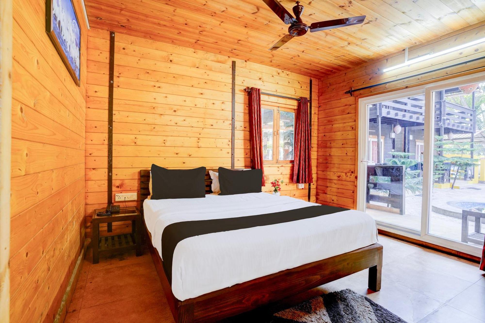 Super Townhouse Morjim Hotel Exterior foto
