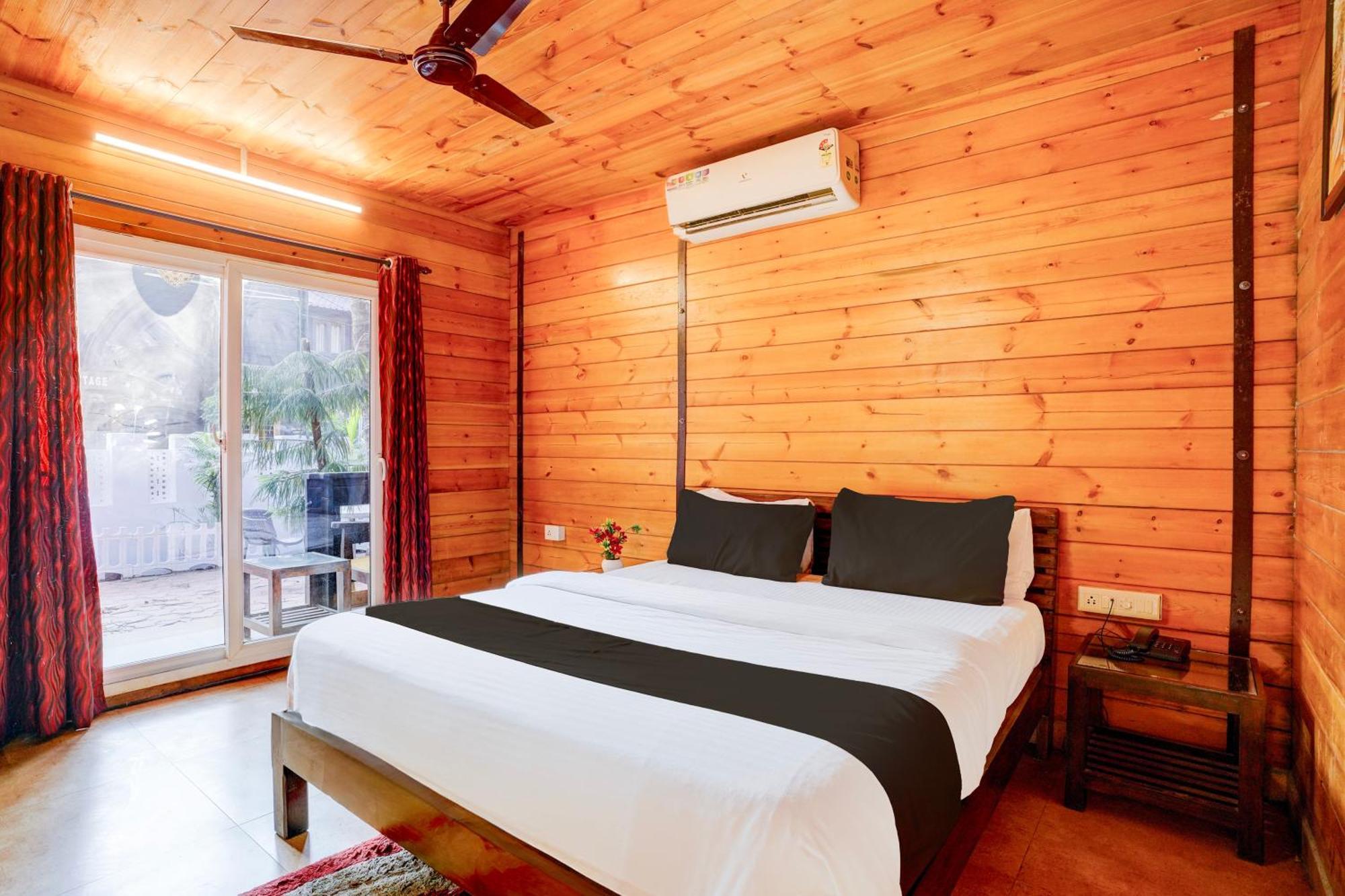 Super Townhouse Morjim Hotel Exterior foto