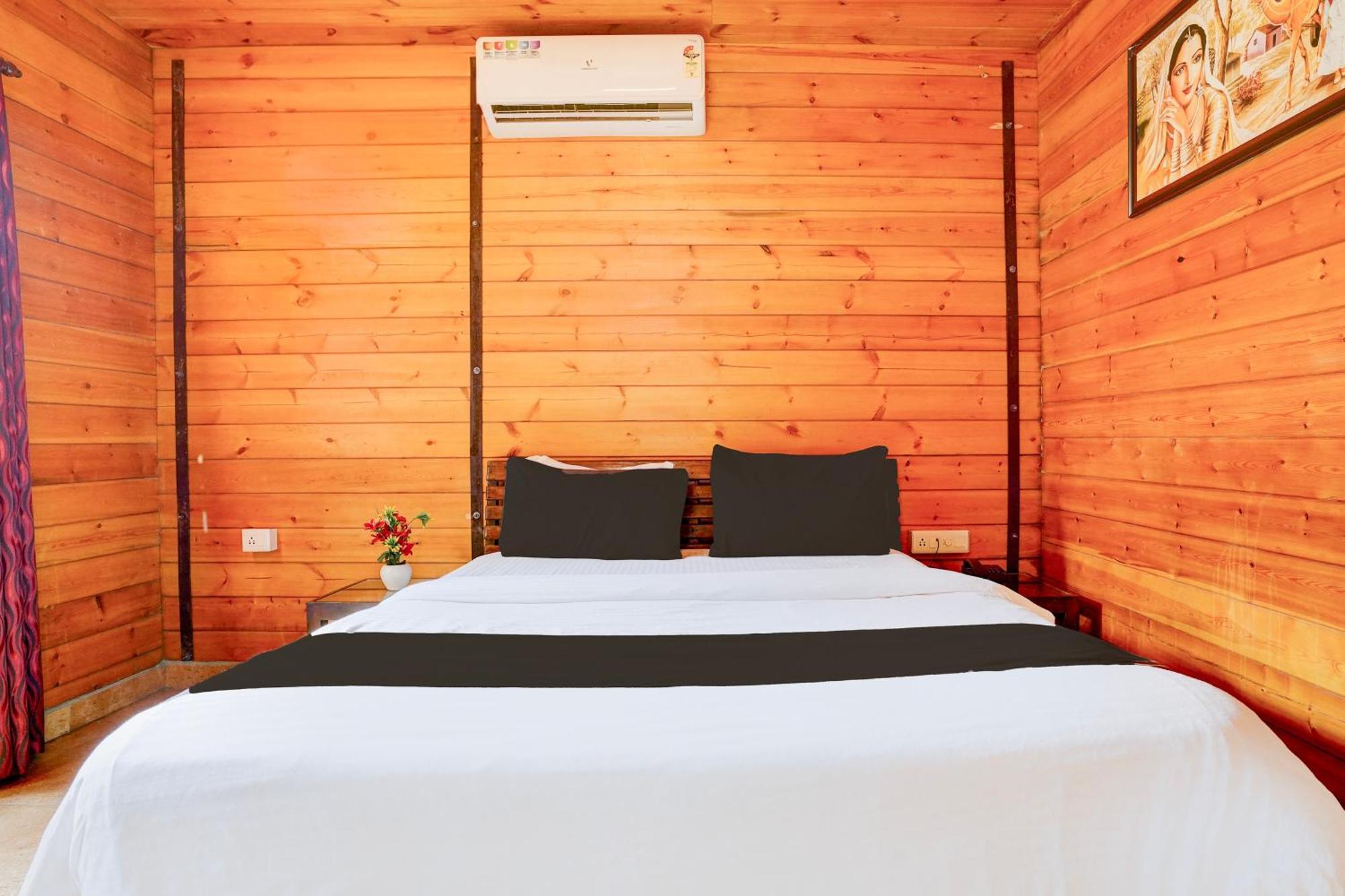 Super Townhouse Morjim Hotel Exterior foto