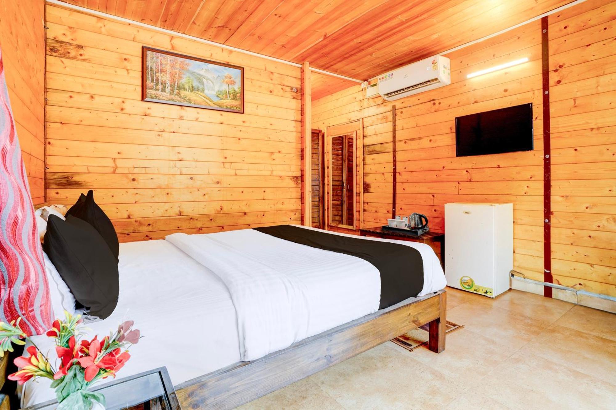 Super Townhouse Morjim Hotel Exterior foto